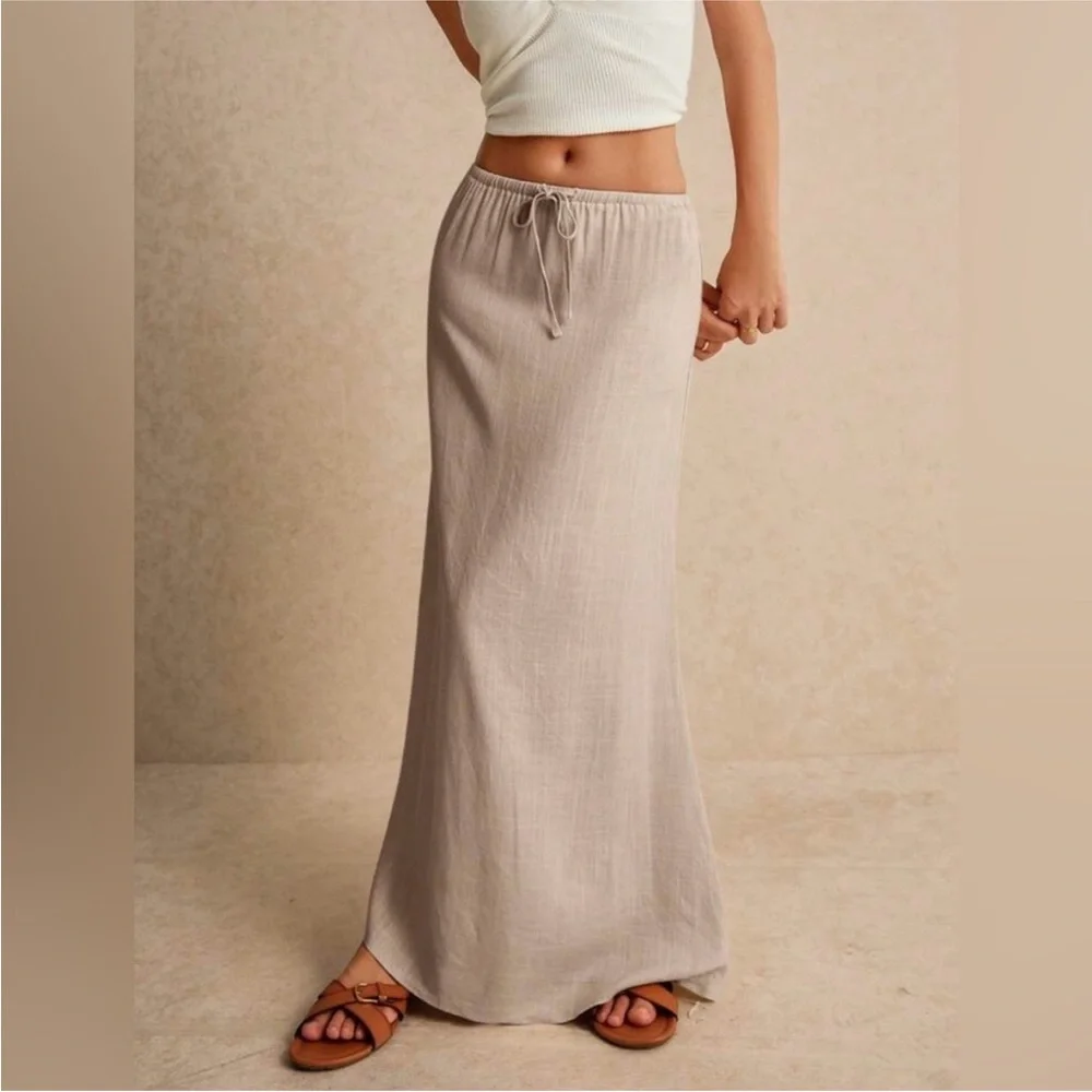 New w/out tags Boho Maxi Skirt.
Runs a bit large .
70% cotton 30% linen. - Picture 1 of 3